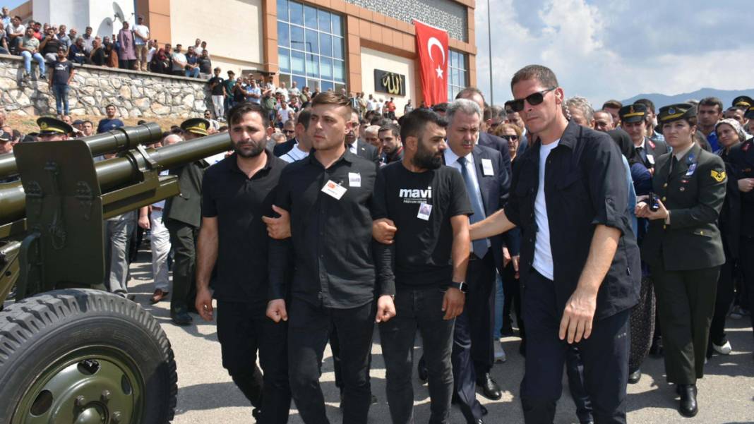Pençe şehidi son yolculuğuna uğurlandı... Babaya son bakış 6